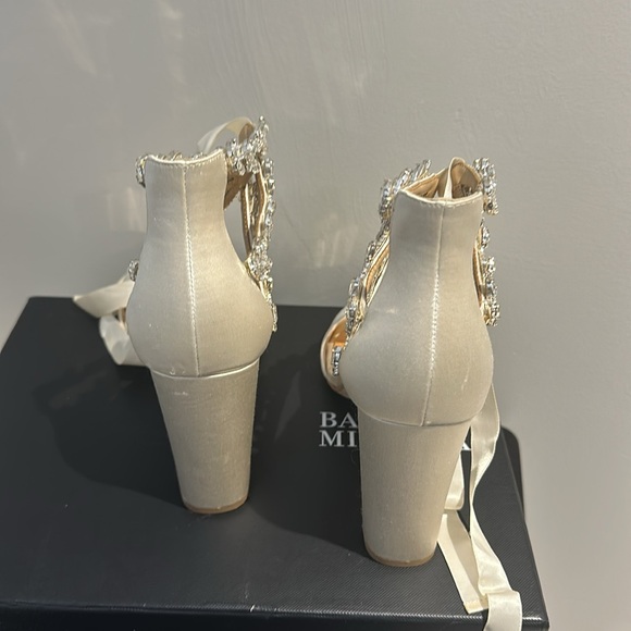 Badgley Mischka Everscter Ivory Wedding Heels Size 9 - Picture 6 of 9